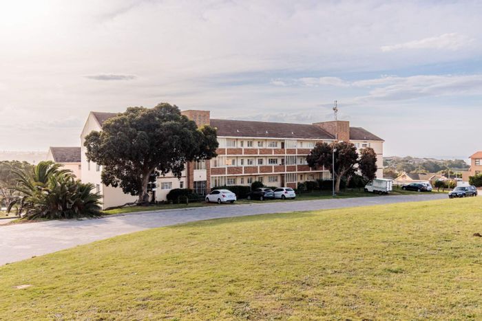 Cotswold Apartment For Sale: 2 Bedrooms, Garage, Balcony, Near Amenities.