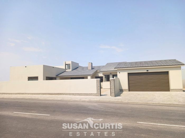 For Sale: House in Swakopmund Ext 9 with open plan living, 3 beds, balcony.