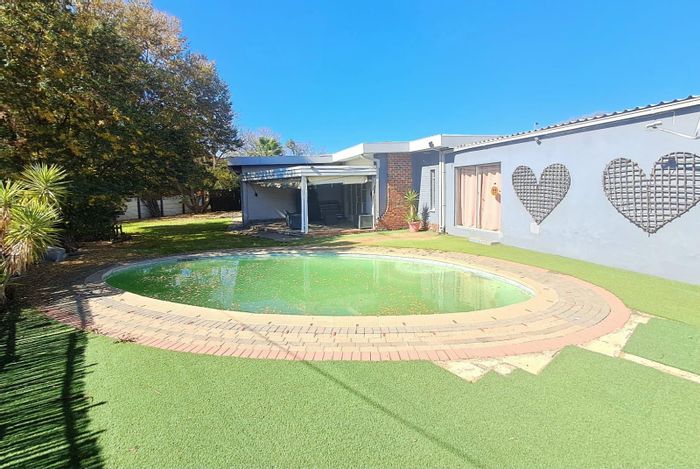 Fichardt Park House For Sale: 4 bedrooms, pool, bar, close to amenities.