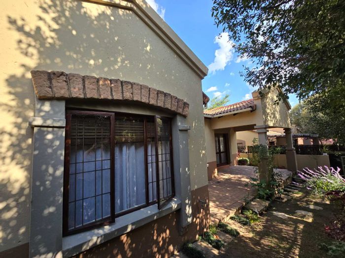 Property #2249841, Townhouse rental monthly in Douglasdale