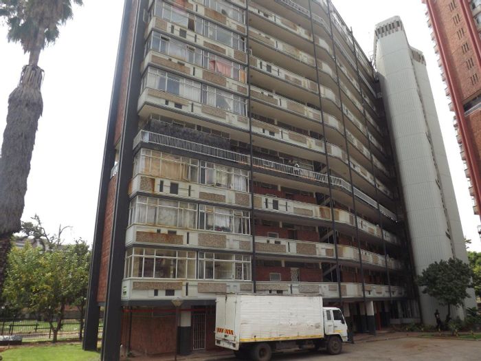 2-Bedroom Apartment To Rent in Sunnyside, close to amenities and transport.