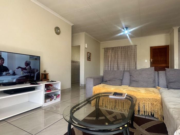 For Sale: Rooihuiskraal Apartment with 2 Bedrooms, Fiber Internet, 24h Security.