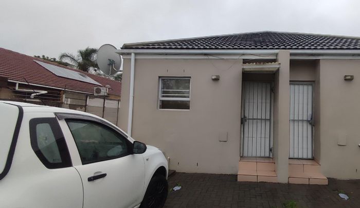 To Rent: House in Belmont Park with open plan kitchen, ensuite, private courtyard.