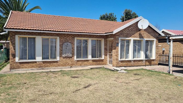 Rhodesfield Cluster For Sale: Spacious living, private garden, near schools and shops.