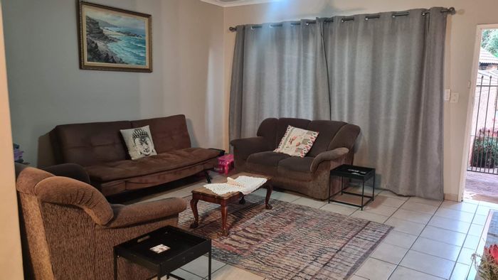 Faerie Glen Townhouse For Sale: 2 beds, private pool, pet-friendly, secure complex.