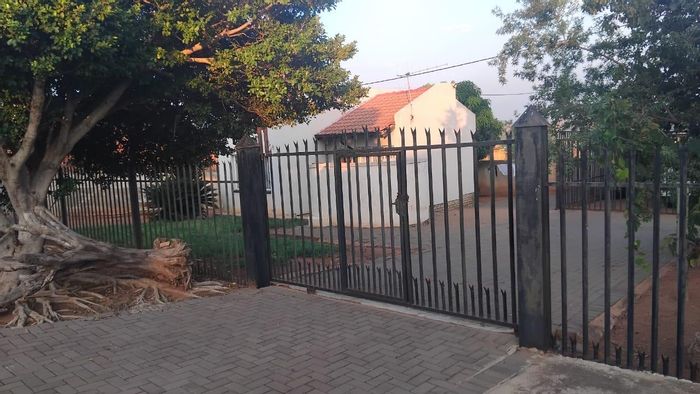 For Sale: House in Odinburg Gardens with 2 bedrooms, spacious yard, and parking.