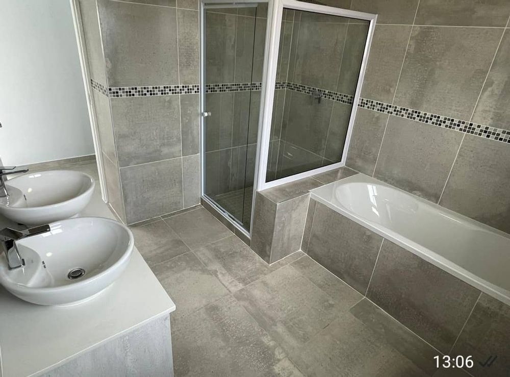 Main en-suite bathroom