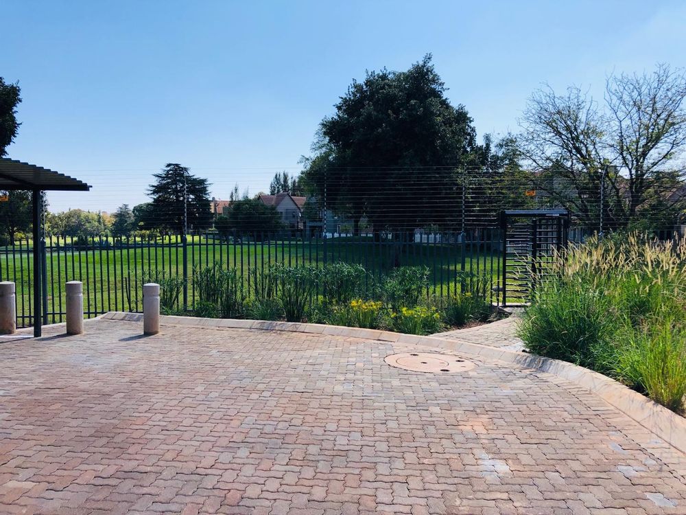 Easy access to the golfcourse through electronic gate