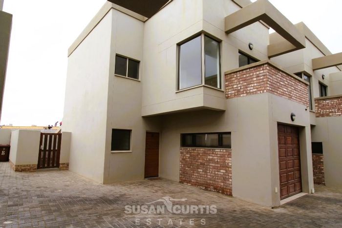 Townhouse for Sale in Mile 4: 2 beds, study nook, balcony, low levies.