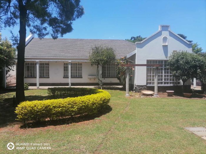Glen Marais House For Sale: 4 beds, pool, cottage, near schools and amenities.