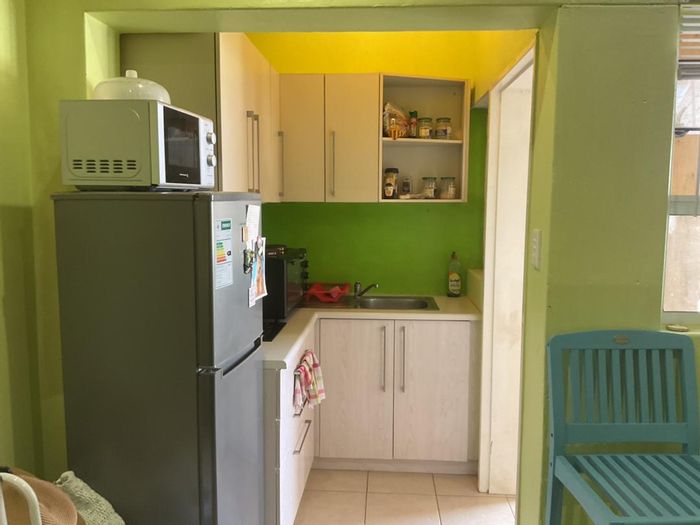 Acacia Apartment To Rent: Bachelor flat with kitchenette, bathroom, ideal for female tenants.