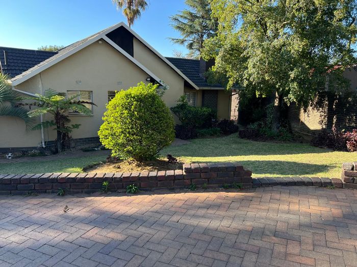 4-bedroom house with pool, garden, and prepaid electricity in Wendywood Ext 1. To Rent.