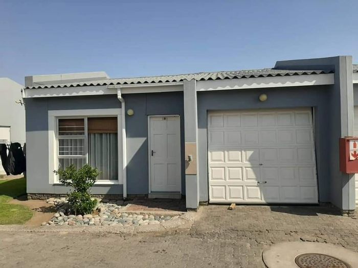 For Sale: Townhouse in Tamariskia with 2 beds, garage, near Mediclinic & shops.