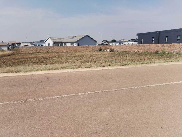 Vacant Land Residential in Rayton Central For Sale: 714 m², build your dream home.