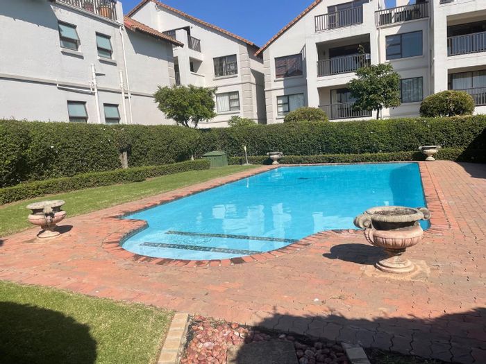 Sunninghill Apartment To Rent: 2 beds, pool, balcony, security, carport available.