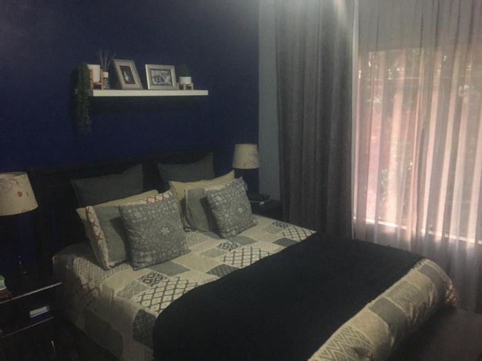 Clubview Townhouse For Sale: 2 beds, pool, braai area, low maintenance living.