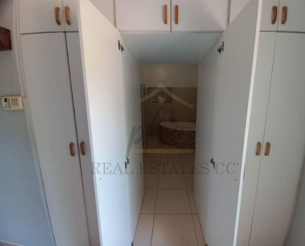 Main bedroom ensuite bathroom