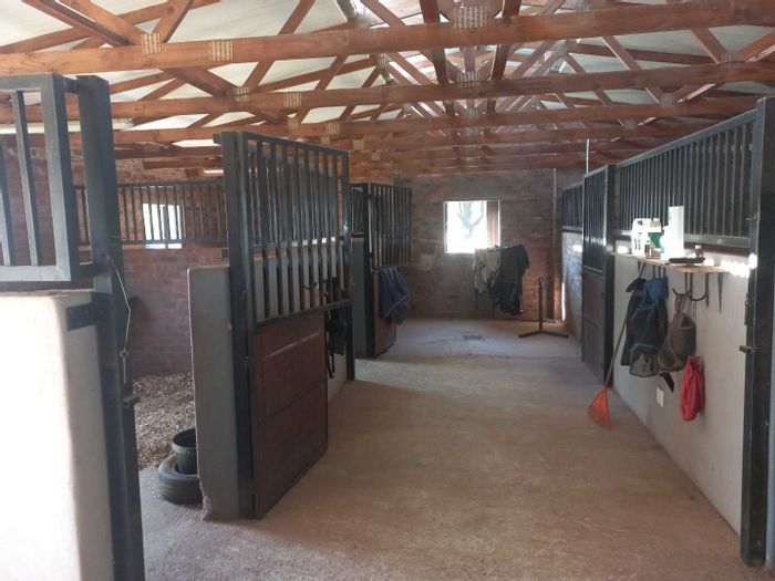 Kloofsig Farm For Sale: Equestrian facilities, security features, and no load shedding.