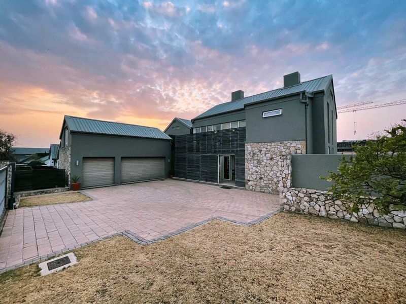 4 Bedroom House in Waterfall Country Estate, Midrand For Sale for R