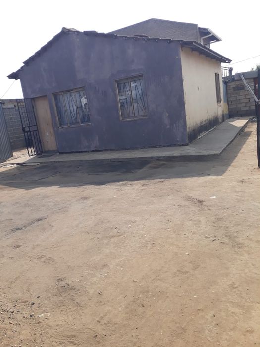 2-Bedroom House in Tembisa Central For Sale with Rental Income Potential.