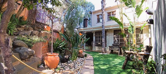 Arboretum Townhouse For Sale: Spacious, private courtyard, guest bathroom, secure garages.