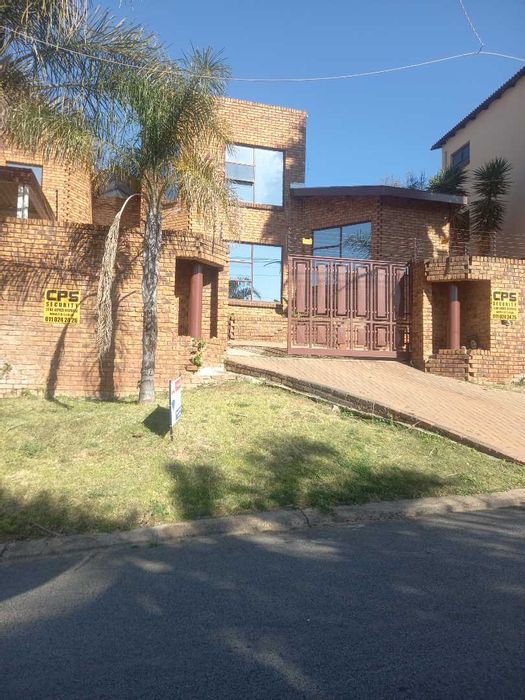 Oakdene House For Sale: 3 Bedrooms, pool, man-cave, double garage, spacious yard.