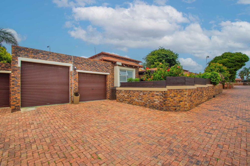 Unit overview with ample visitors parking