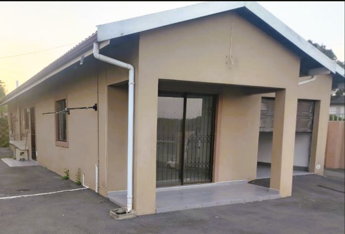 Phoenix Central House To Rent: 3 Bedrooms, 2 Bathrooms, Garage, Close to Amenities.