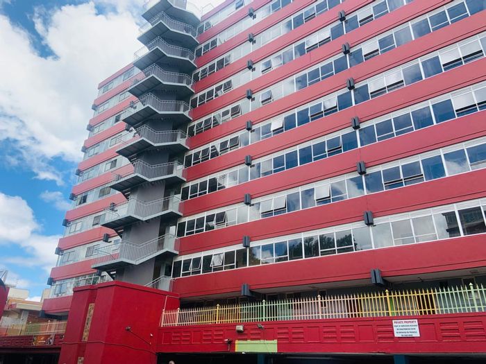 Sunnyside Apartment To Rent: Shared student living with kitchen, lounge, and amenities nearby.