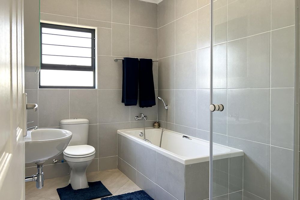 Full family bathroom.