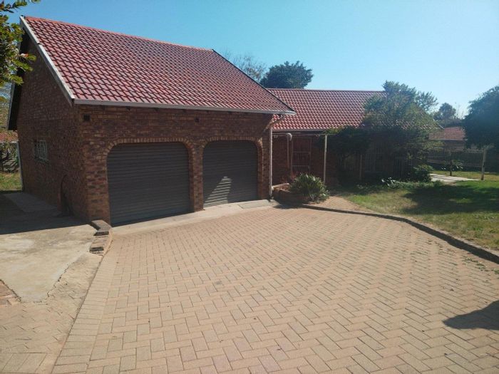 For Sale: Spacious 3-Bedroom House in Esther Park with Double Garage and Convenient Access.