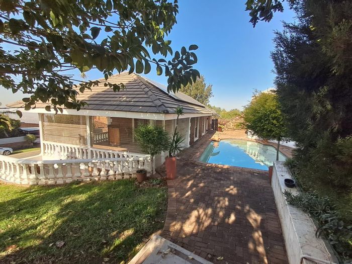 For Sale: Glenvista House with 4 bedrooms, pool, entertainment area, and staff quarters.