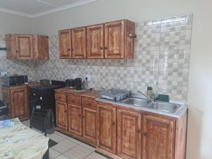 Birdswood Apartment To Rent: 3 Sleeper, Air Conditioning, Pool, Braai Area.