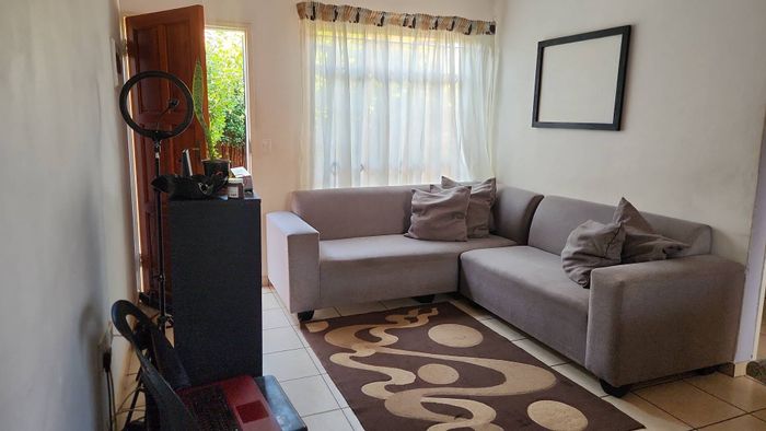 Townhouse To Rent in The Orchards: 2 beds, open-plan living, prepaid electricity.