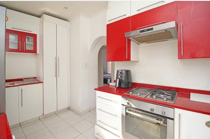 Corlett Gardens Apartment For Sale: One bedroom, private garden, jacuzzi, pet-friendly.