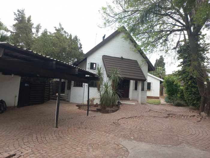 House for Sale in Newlands Ext 1: Open plan living, fireplace, close to amenities.