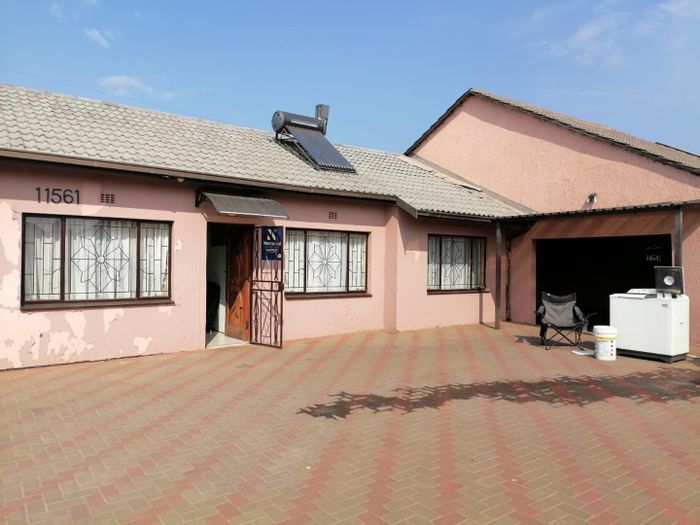 3-bedroom house to rent in Kwa Thema with garage and paved yard.