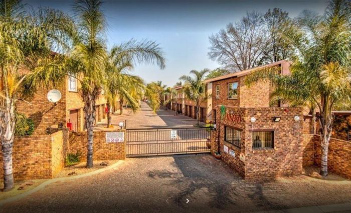 Glen Marais Townhouse For Sale: 3 Bedrooms, open plan living, 2 garages.