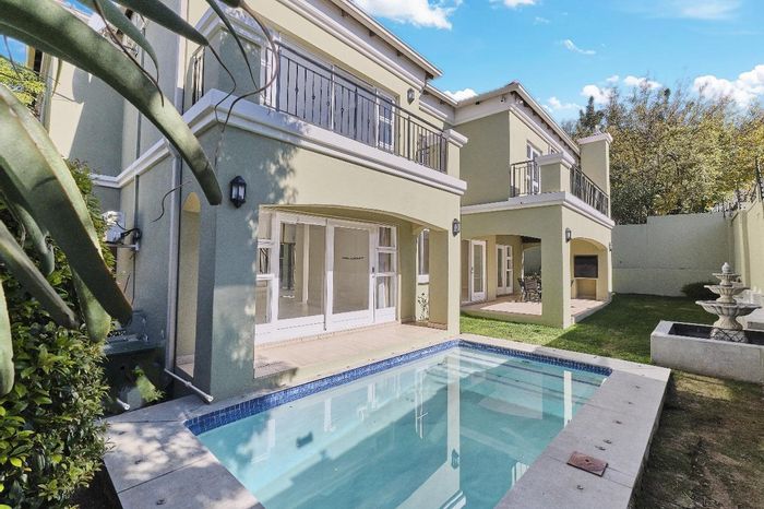 Rivonia Cluster To Rent: Solar-powered, spacious flatlet, pool, and security features.