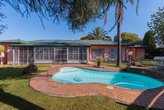 Charming Edleen House for Sale: 3 Bedrooms, Pool, Garden, Ample Parking!