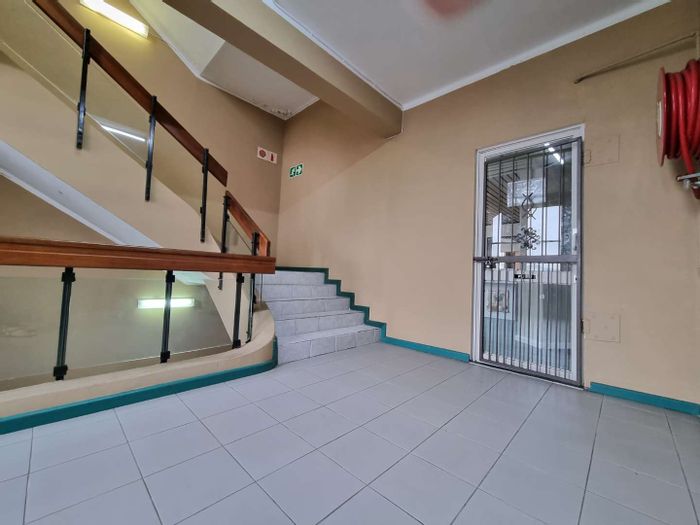 First-floor office in North End with bathroom, kitchen, and air-conditioned rooms. To Rent.