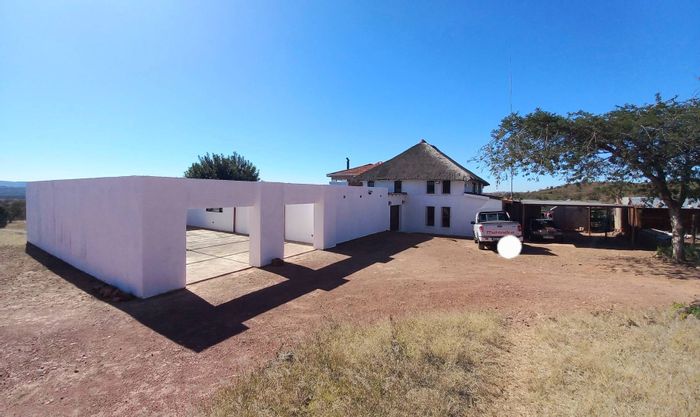 Elandsfontein AH Farm For Sale: Spacious living, ample parking, and reliable water supply.