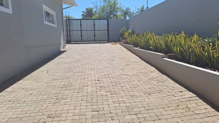 Pioniers Park House For Sale: Spacious yard, open-plan living, ideal for entertaining.