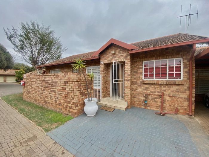Meyerspark Townhouse For Sale: 3 beds, private yard, secure estate living.