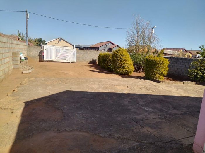 3 Bedroom House For Sale in Soshanguve Central, near schools and shopping.
