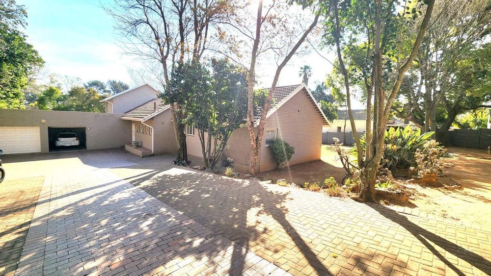 View from top of driveway with ample parking space.