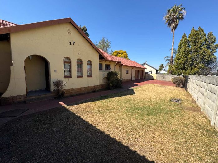 Spacious Brackendowns House For Sale: 3 Bedrooms, Pool, Entertainment Lapa, Garages.