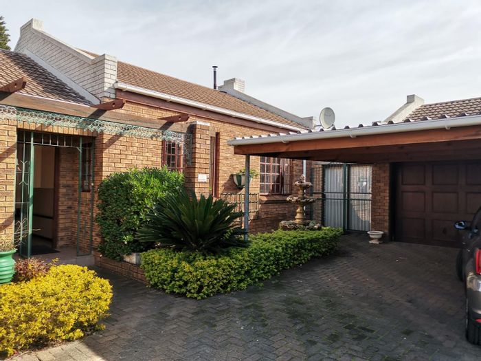 Charming Grabouw Central House For Sale: Spacious Garden, Secure Parking, Near Amenities!