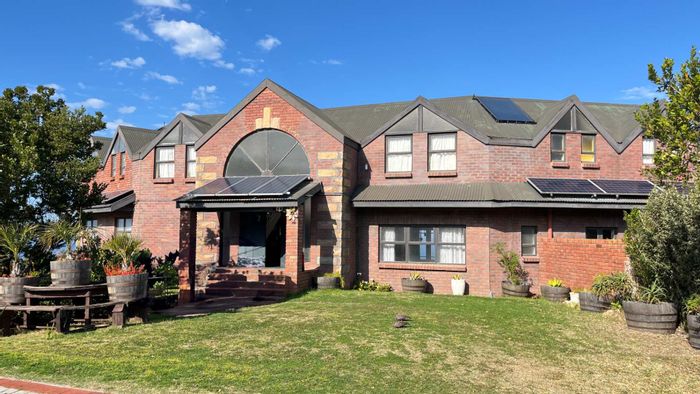 Herolds Bay House For Sale: 6 Bedrooms, Eco-Friendly, Sea Views, Spacious Living Areas.
