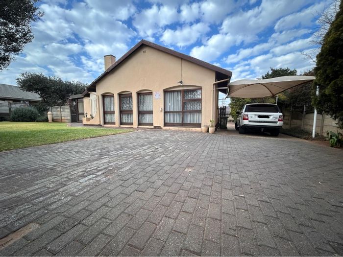 For Sale: House in Verwoerdpark with pool, study, and ample parking.